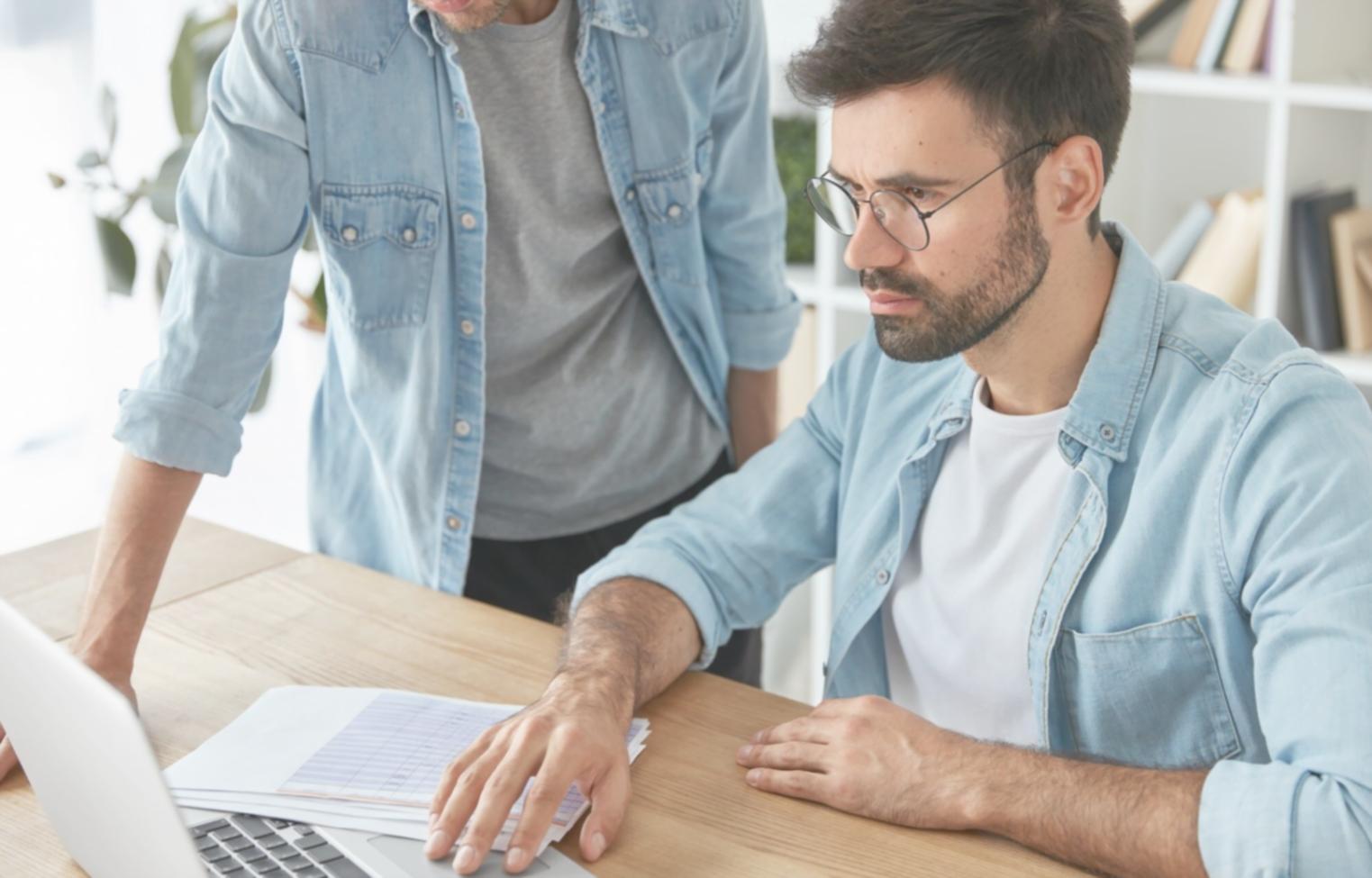 Análisis financiero empresarial con documentos y calculadora sobre escritorio
