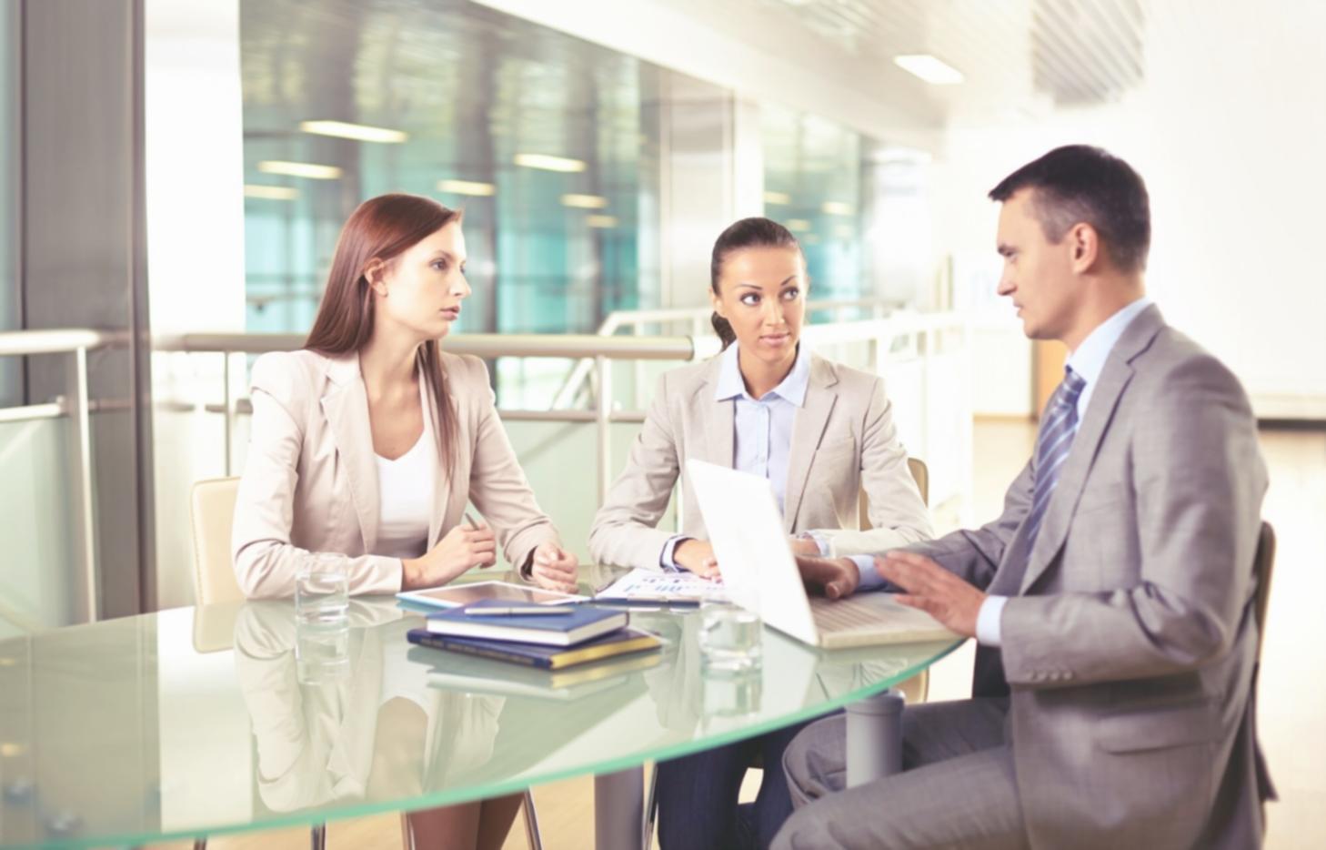 Empresarios aprendiendo conceptos financieros básicos en una sesión práctica
